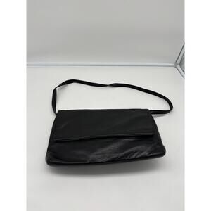 Bechamel black leather crossbody bag with envelope closure